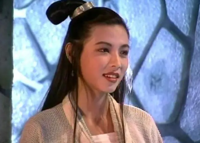 陳孝萱前夫！資深男星恢單26年「獨住美國大別墅」　「滿頭白髮帥炸」種花養狗好自在