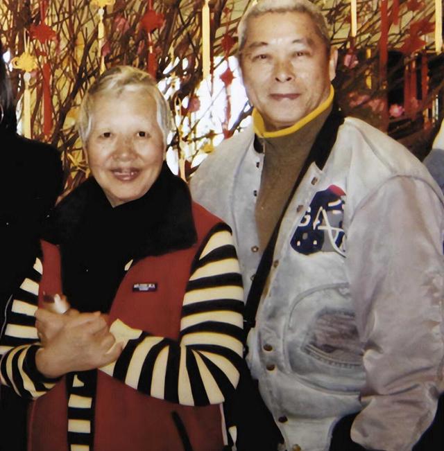坐輪椅罕露面！老戲骨「喪妻13年」太悲傷淡出螢光幕　獨居「住所堆滿雜物」現況曝光