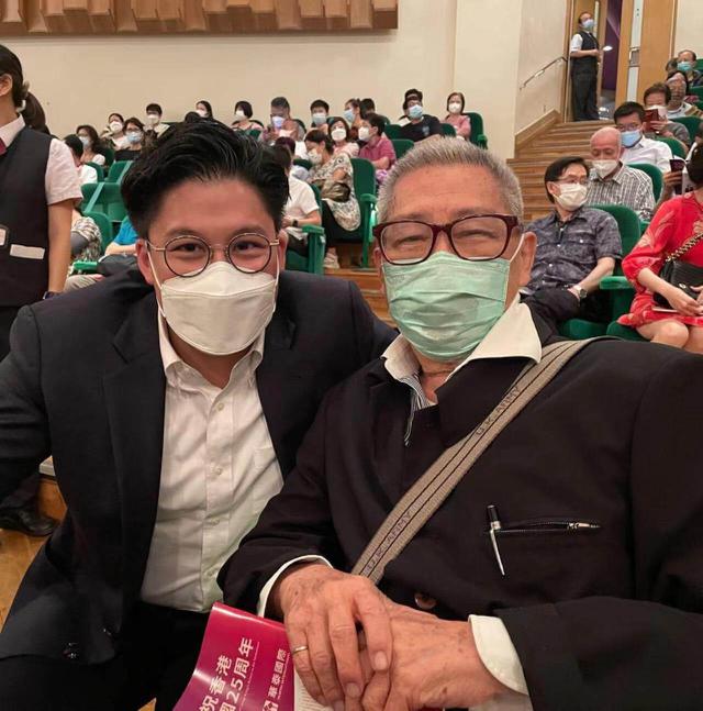 坐輪椅罕露面！老戲骨「喪妻13年」太悲傷淡出螢光幕　獨居「住所堆滿雜物」現況曝光