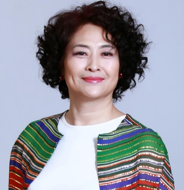 17歲定終身！64歲資深女星「嫁給初戀」恩愛相伴41年　「賺來的錢全上繳」寵夫無極限