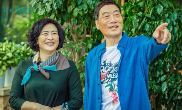 17歲定終身！64歲資深女星「嫁給初戀」恩愛相伴41年　「賺來的錢全上繳」寵夫無極限