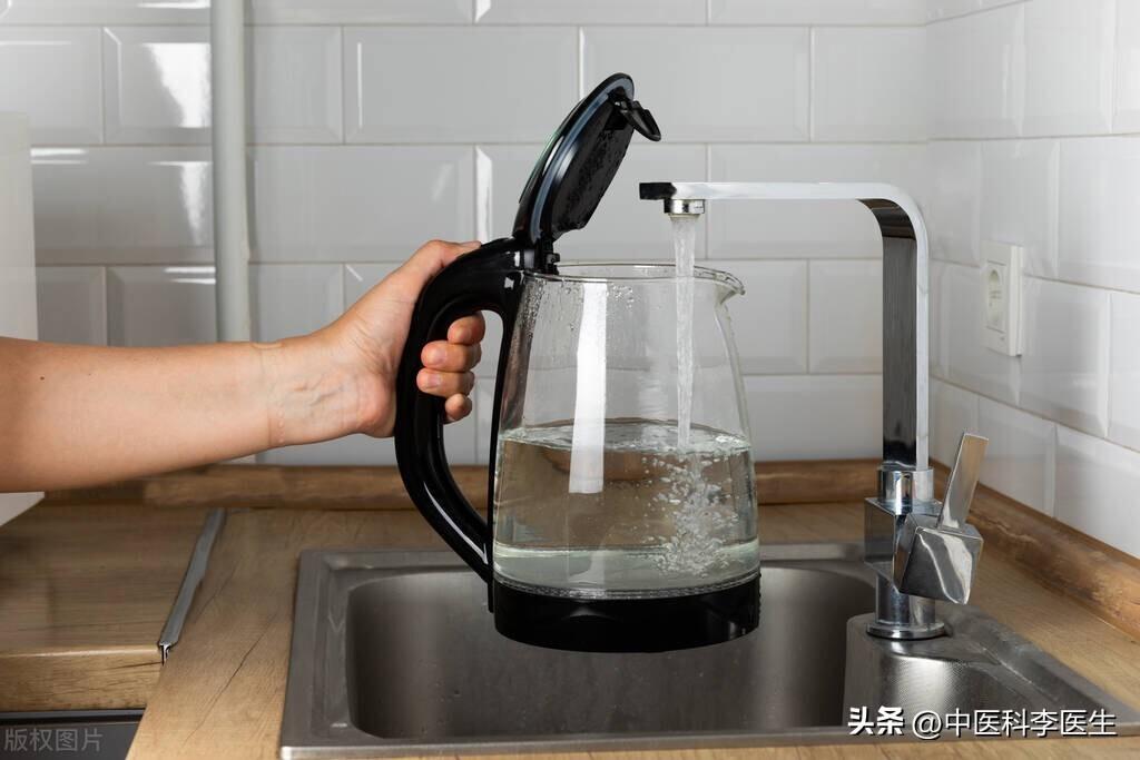不是隔夜水！世衛組織權威公佈：長期飲用「這個溫度的水」或致癌　「很多人天天喝」別再犯錯了