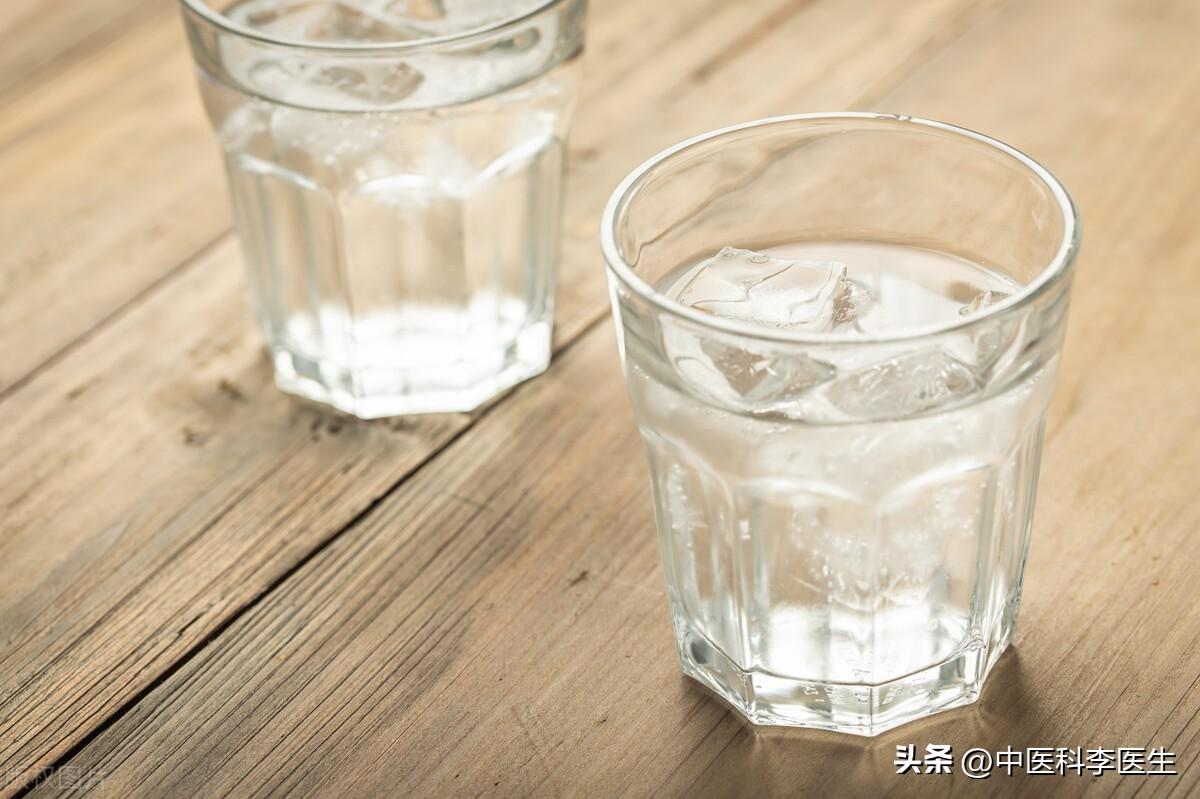 不是隔夜水！世衛組織權威公佈：長期飲用「這個溫度的水」或致癌　「很多人天天喝」別再犯錯了