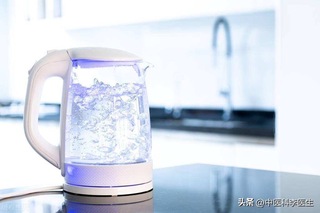 不是隔夜水！世衛組織權威公佈：長期飲用「這個溫度的水」或致癌　「很多人天天喝」別再犯錯了