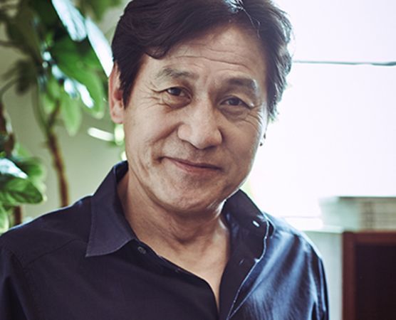 頭髮掉光光！71歲國民影帝「抗癌3年神隱」走路要人攙扶　「一頭白髮露面」突宣布好消息