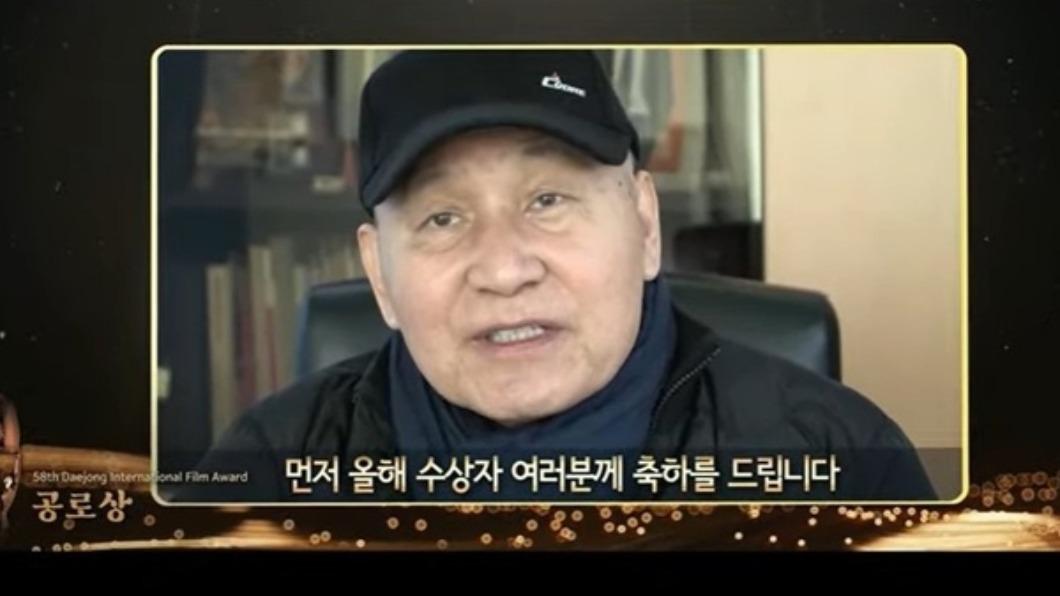 頭髮掉光光！71歲國民影帝「抗癌3年神隱」走路要人攙扶　「一頭白髮露面」突宣布好消息