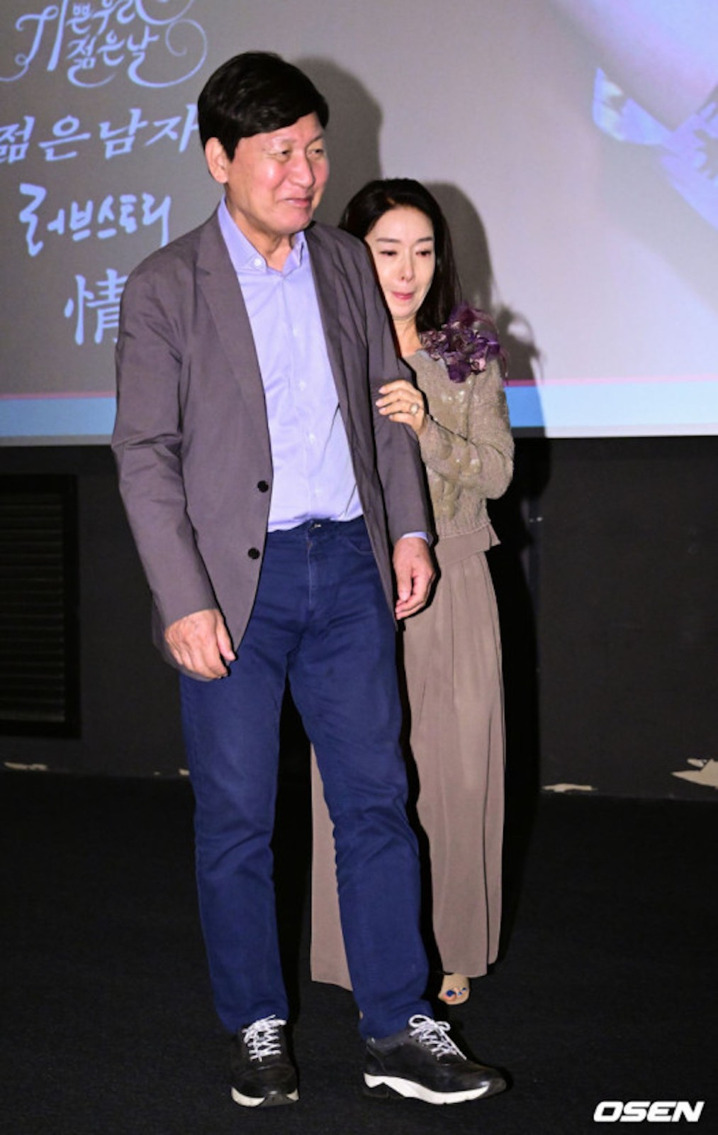 頭髮掉光光！71歲國民影帝「抗癌3年神隱」走路要人攙扶　「一頭白髮露面」突宣布好消息