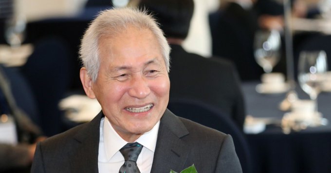 頭髮掉光光！71歲國民影帝「抗癌3年神隱」走路要人攙扶　「一頭白髮露面」突宣布好消息