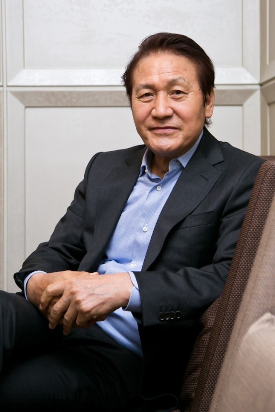 頭髮掉光光！71歲國民影帝「抗癌3年神隱」走路要人攙扶　「一頭白髮露面」突宣布好消息