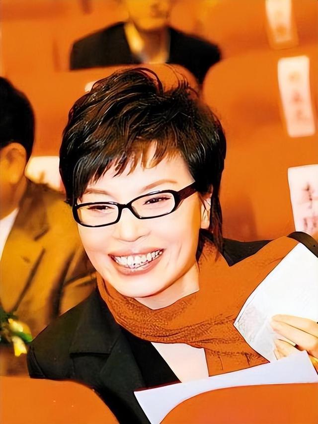 選工作不選孩子！資深女主播「突接婆婆電話」：孫子墜樓了　渾身顫抖「堅持繼續播報」一結束哭著奔醫院