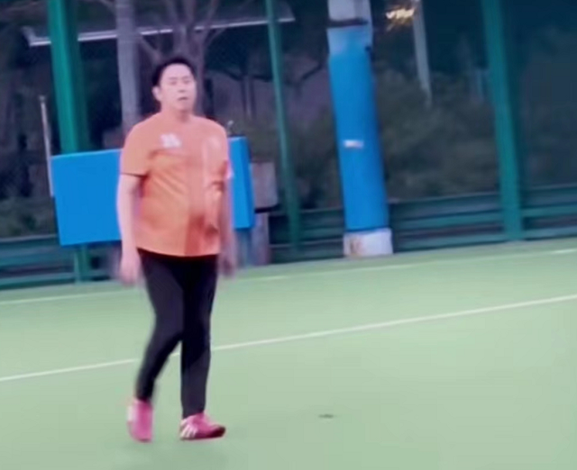 兩女伺一夫被罵！歌壇天王被拍到「肚子像10月懷胎」腿卻很細　跑步顯吃力「健康引擔憂」