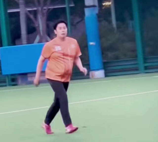 兩女伺一夫被罵！歌壇天王被拍到「肚子像10月懷胎」腿卻很細　跑步顯吃力「健康引擔憂」