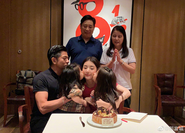 57歲天王罕放閃！「甜勾小22歲嬌妻」歡慶結婚六周年　「畫面無違和」逆齡外貌震驚全網