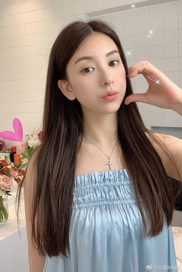 57歲天王罕放閃！「甜勾小22歲嬌妻」歡慶結婚六周年　「畫面無違和」逆齡外貌震驚全網