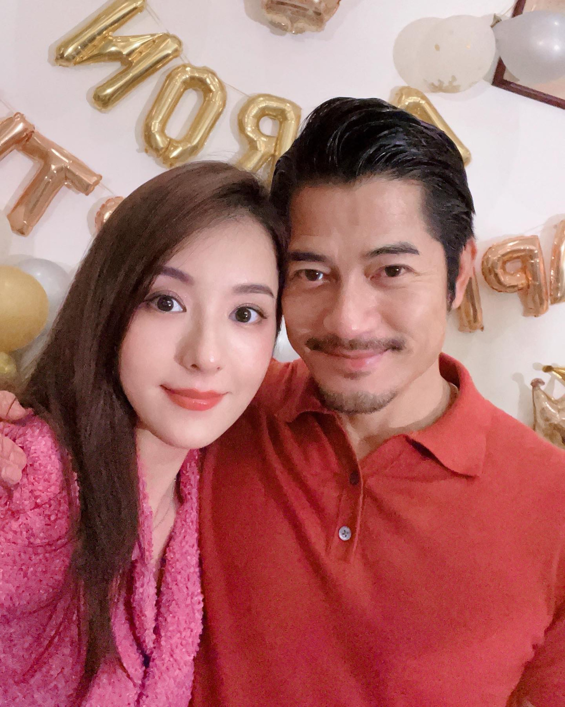 57歲天王罕放閃！「甜勾小22歲嬌妻」歡慶結婚六周年　「畫面無違和」逆齡外貌震驚全網