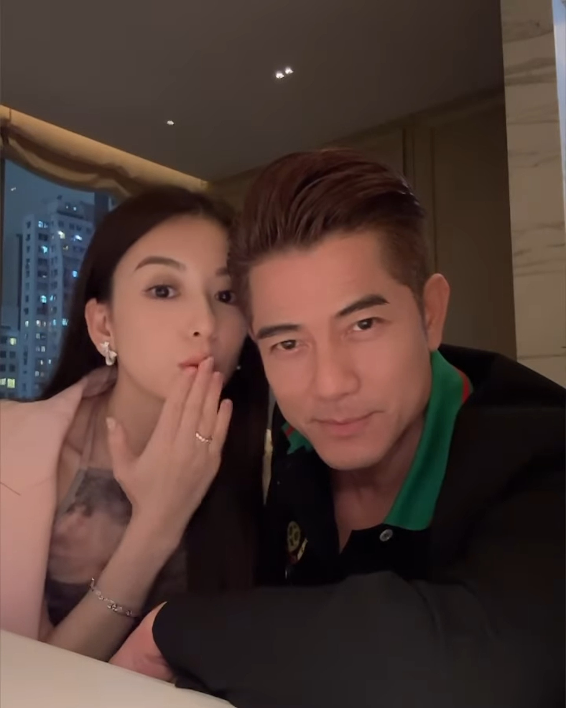 57歲天王罕放閃！「甜勾小22歲嬌妻」歡慶結婚六周年　「畫面無違和」逆齡外貌震驚全網