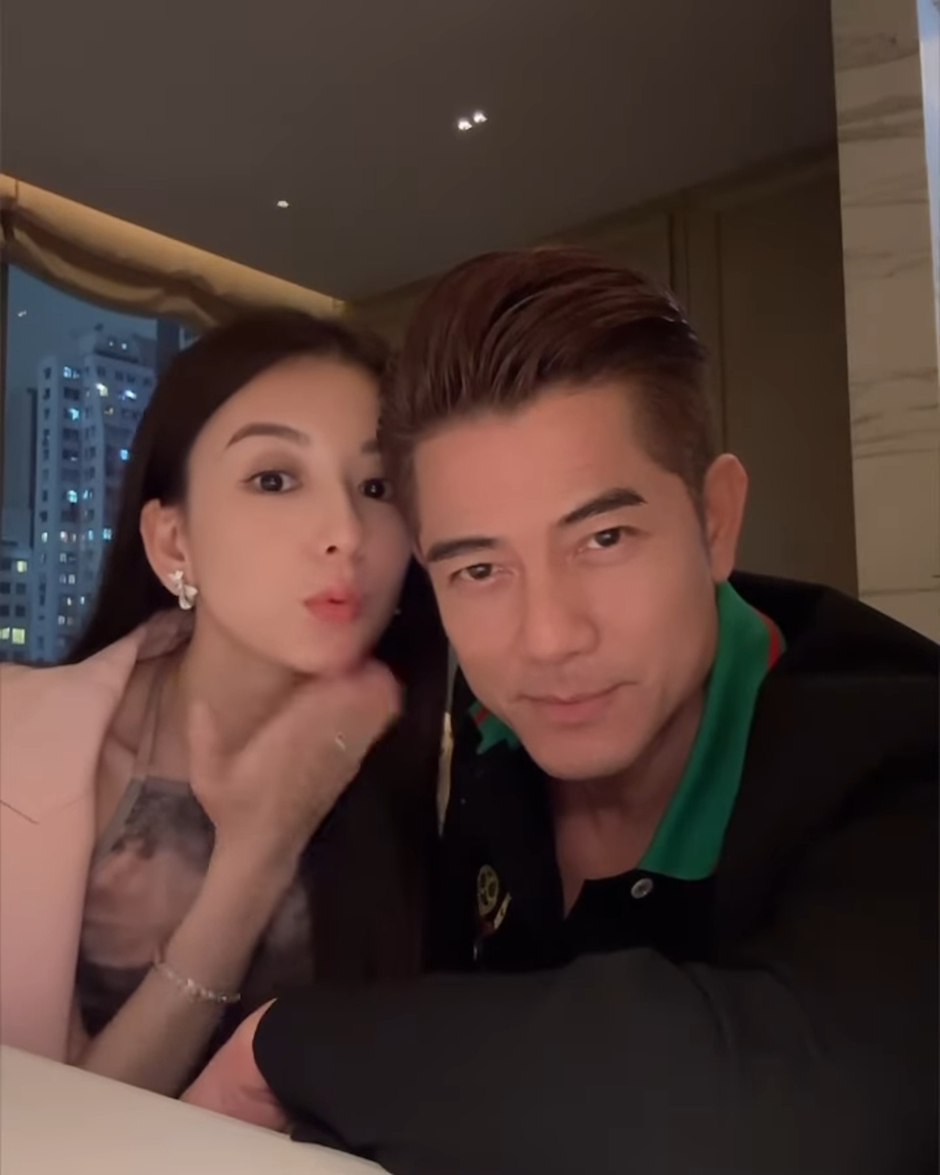 57歲天王罕放閃！「甜勾小22歲嬌妻」歡慶結婚六周年　「畫面無違和」逆齡外貌震驚全網