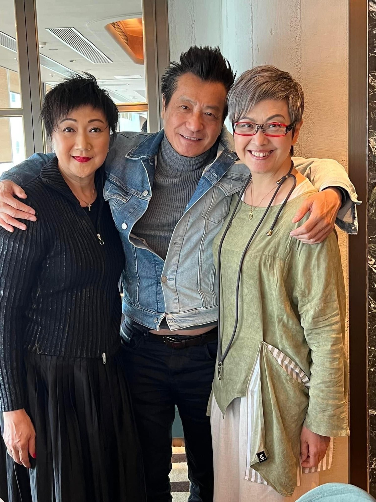 幕前消失30年！資深女星「閃嫁台灣富商生2女」移民紐西蘭　「罕現身好友聚會」一身星味藏不住
