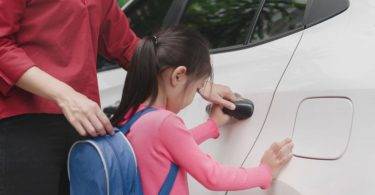 家裡有錢但低調...讓女兒「穿菜市場衣服上學」被老師嫌窮　媽媽「連續7天亮驚人身家」最後反擊超療癒
