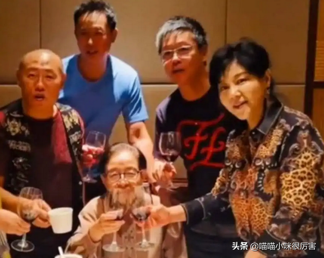喪夫12年！資深女歌手「把公婆當親生照顧」用大愛撐起家　「女兒是主心骨」拒絕改嫁