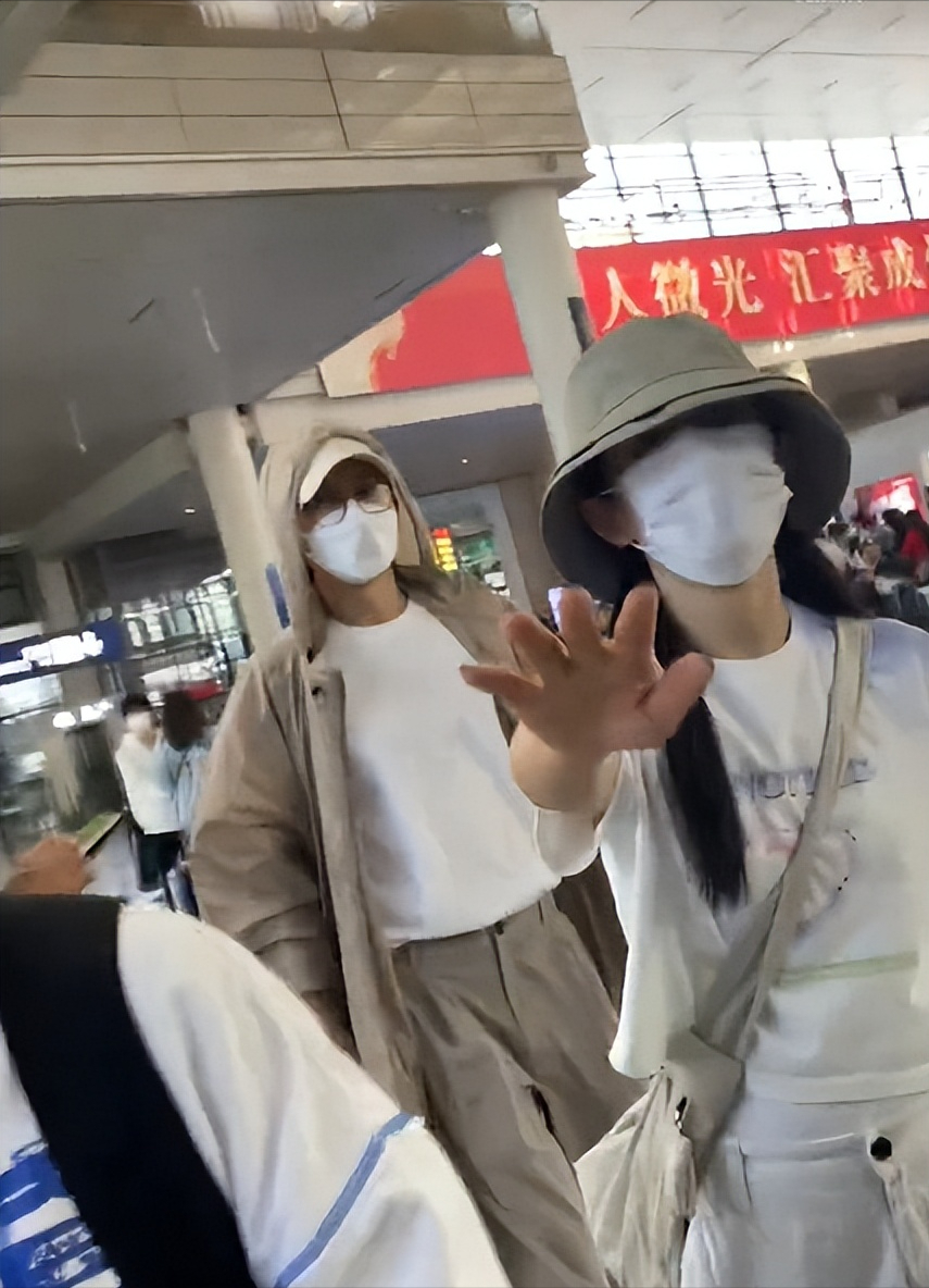 大咖模範夫妻「不滿機場被拍」！助理氣炸上前「打掉手機」火爆畫面全曝網：好感全無