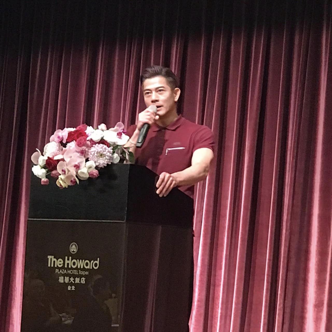 隔4年快閃台灣！國際男神「被目擊現身法會」與222位信徒合影　「正式皈依22年」成為星雲大師弟子