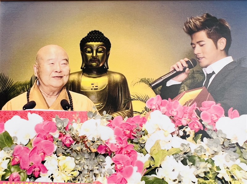 隔4年快閃台灣！國際男神「被目擊現身法會」與222位信徒合影　「正式皈依22年」成為星雲大師弟子