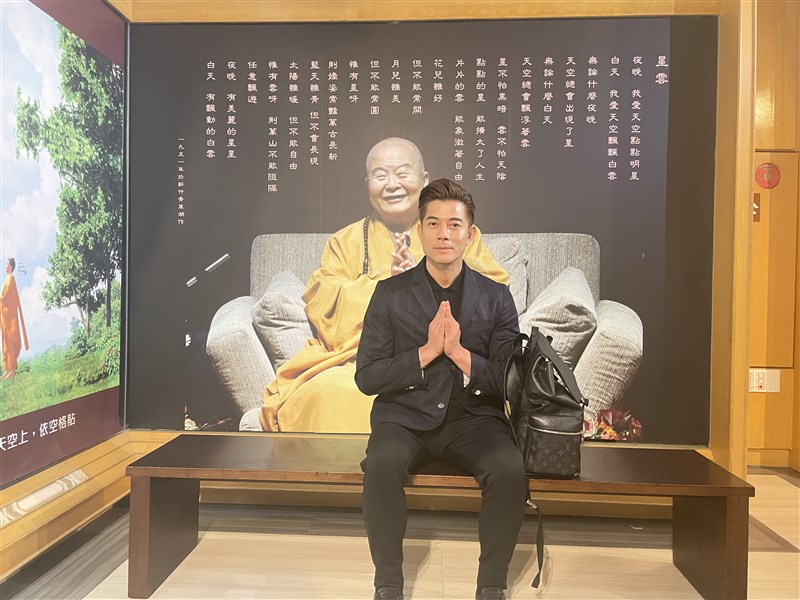 隔4年快閃台灣！國際男神「被目擊現身法會」與222位信徒合影　「正式皈依22年」成為星雲大師弟子