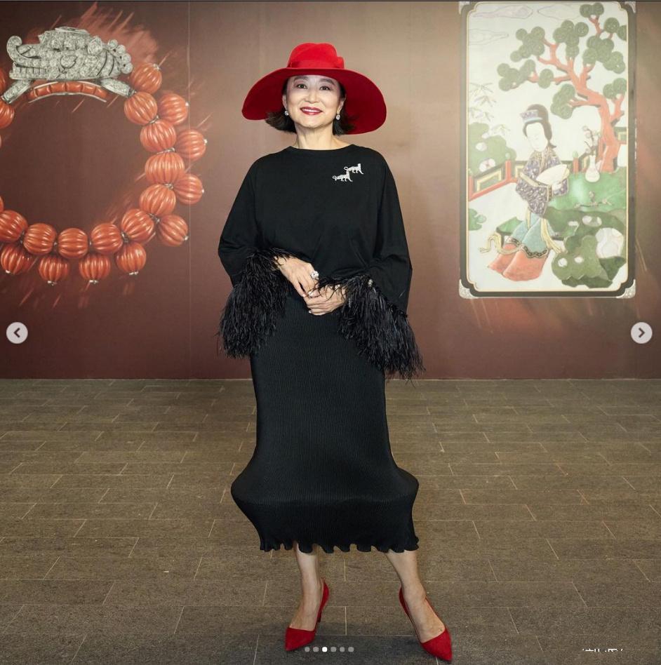 四大億萬富婆罕同框！林青霞「戴一頂紅帽」氣勢鎮壓全場　「她站中間」俐落短髮不遑多讓