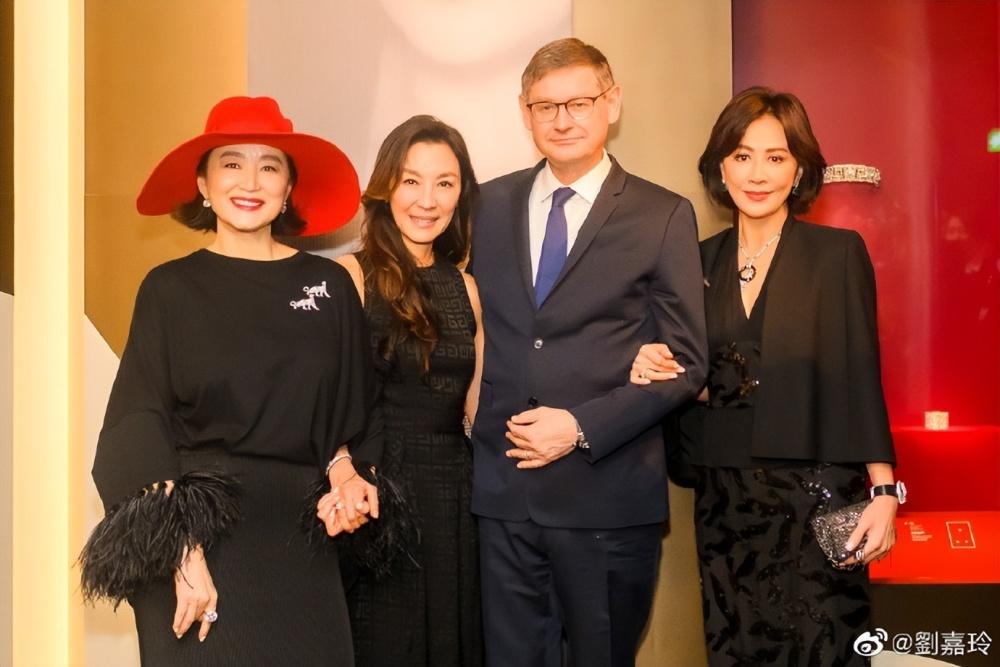 四大億萬富婆罕同框！林青霞「戴一頂紅帽」氣勢鎮壓全場　「她站中間」俐落短髮不遑多讓