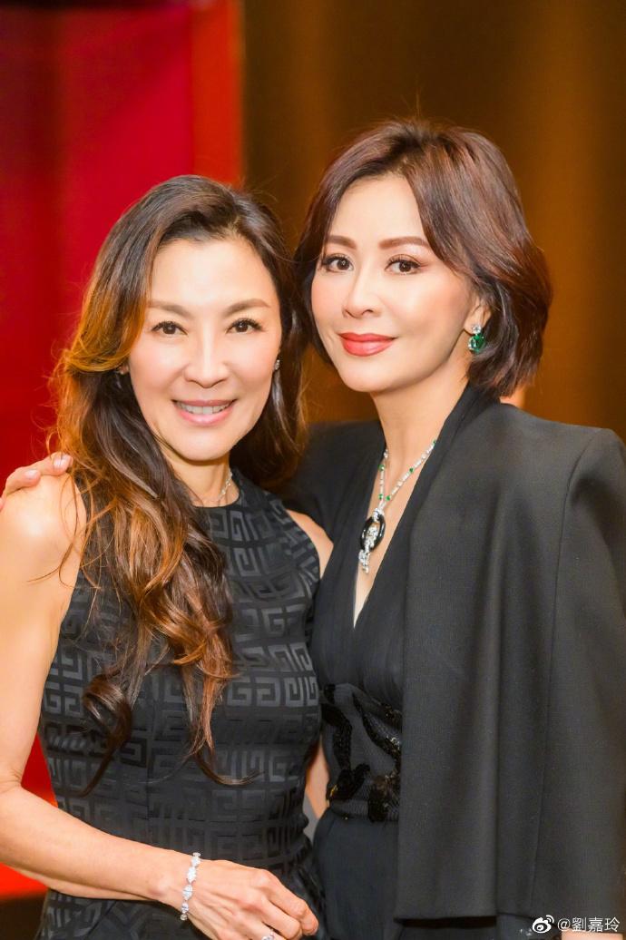 四大億萬富婆罕同框！林青霞「戴一頂紅帽」氣勢鎮壓全場　「她站中間」俐落短髮不遑多讓