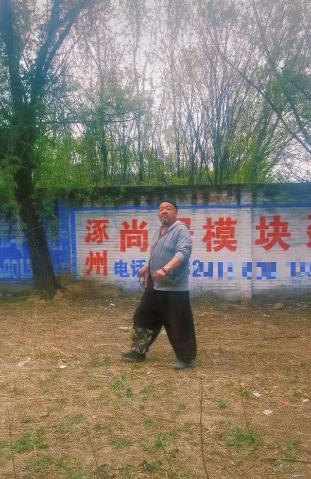 半百男星1年沒戲拍！「移居鄉村放羊種菜」日子別有滋味　「大肚腩鬍鬚花白」每天笑開懷