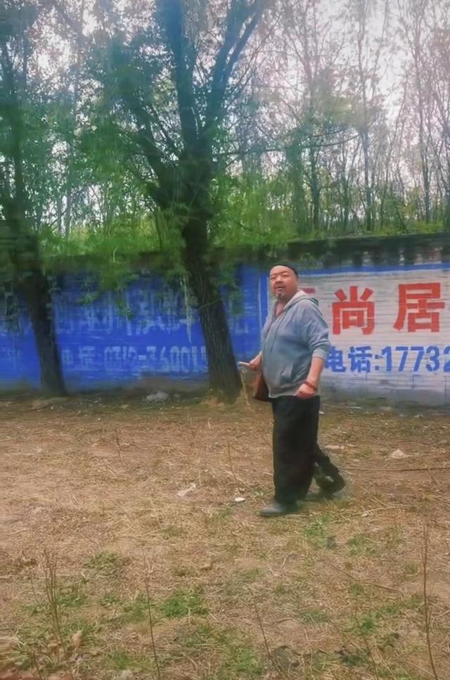 半百男星1年沒戲拍！「移居鄉村放羊種菜」日子別有滋味　「大肚腩鬍鬚花白」每天笑開懷