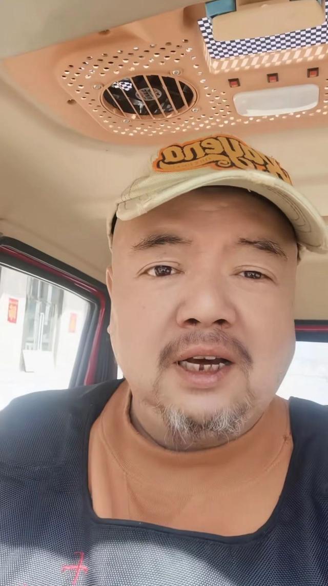 半百男星1年沒戲拍！「移居鄉村放羊種菜」日子別有滋味　「大肚腩鬍鬚花白」每天笑開懷