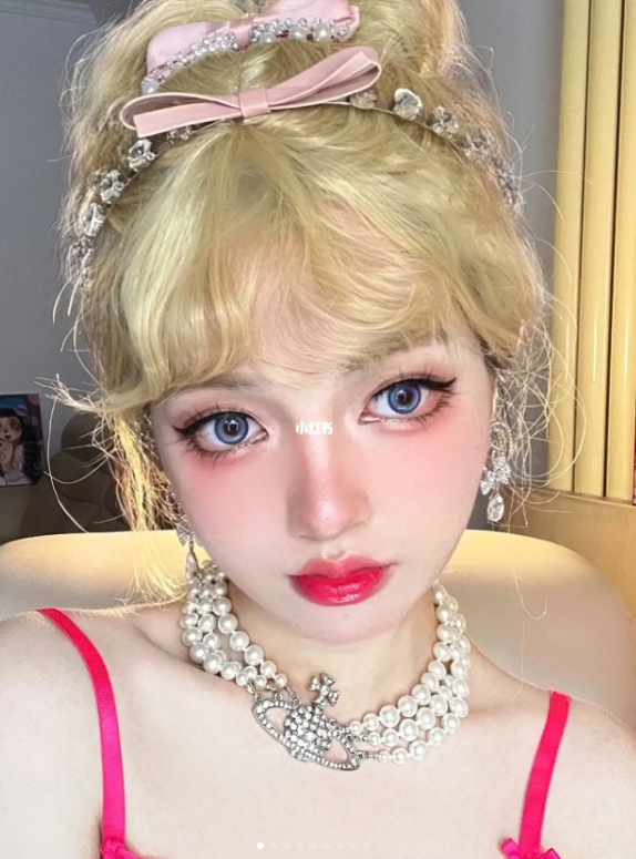 從童話走出來!正妹「把自己變成真人芭比」精緻臉蛋美翻 卸掉濃妝「露出清透白皙五官」秒變小仙女