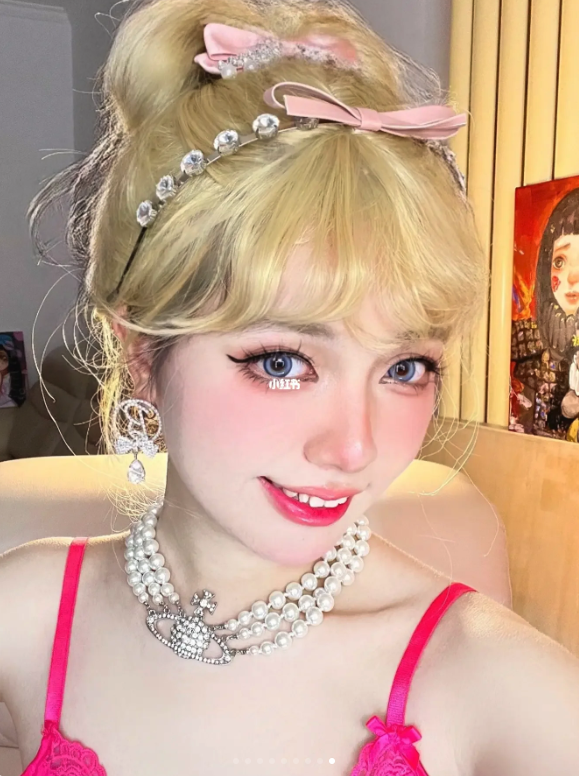 從童話走出來!正妹「把自己變成真人芭比」精緻臉蛋美翻 卸掉濃妝「露出清透白皙五官」秒變小仙女