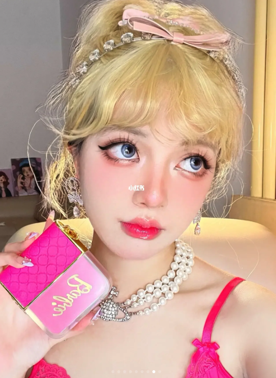 從童話走出來!正妹「把自己變成真人芭比」精緻臉蛋美翻 卸掉濃妝「露出清透白皙五官」秒變小仙女