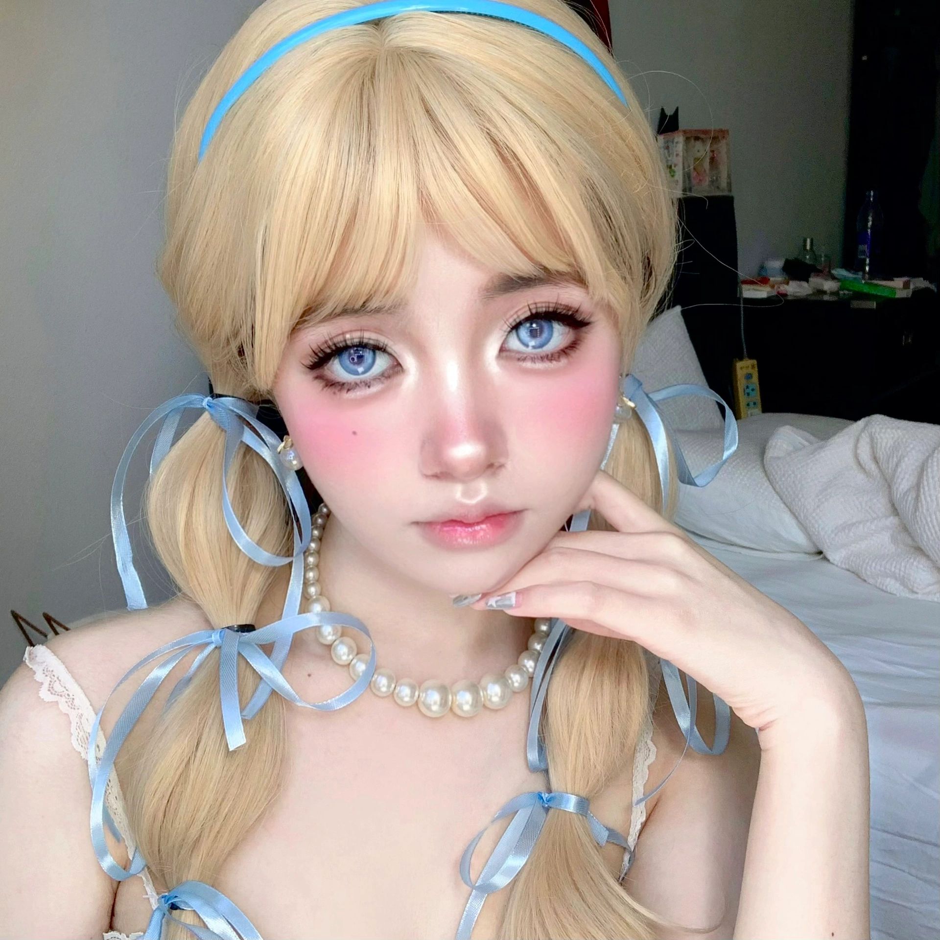 從童話走出來!正妹「把自己變成真人芭比」精緻臉蛋美翻 卸掉濃妝「露出清透白皙五官」秒變小仙女