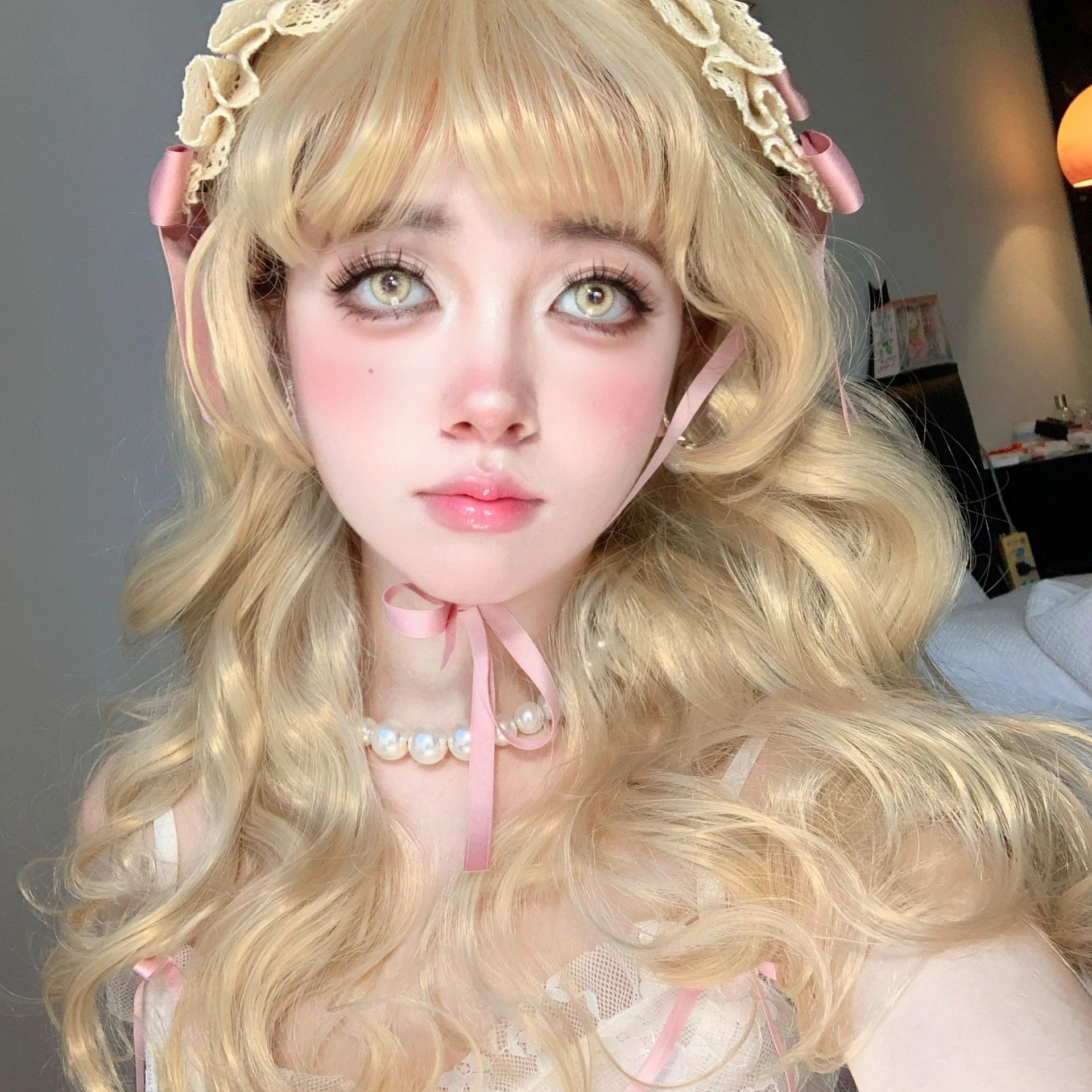 從童話走出來!正妹「把自己變成真人芭比」精緻臉蛋美翻 卸掉濃妝「露出清透白皙五官」秒變小仙女