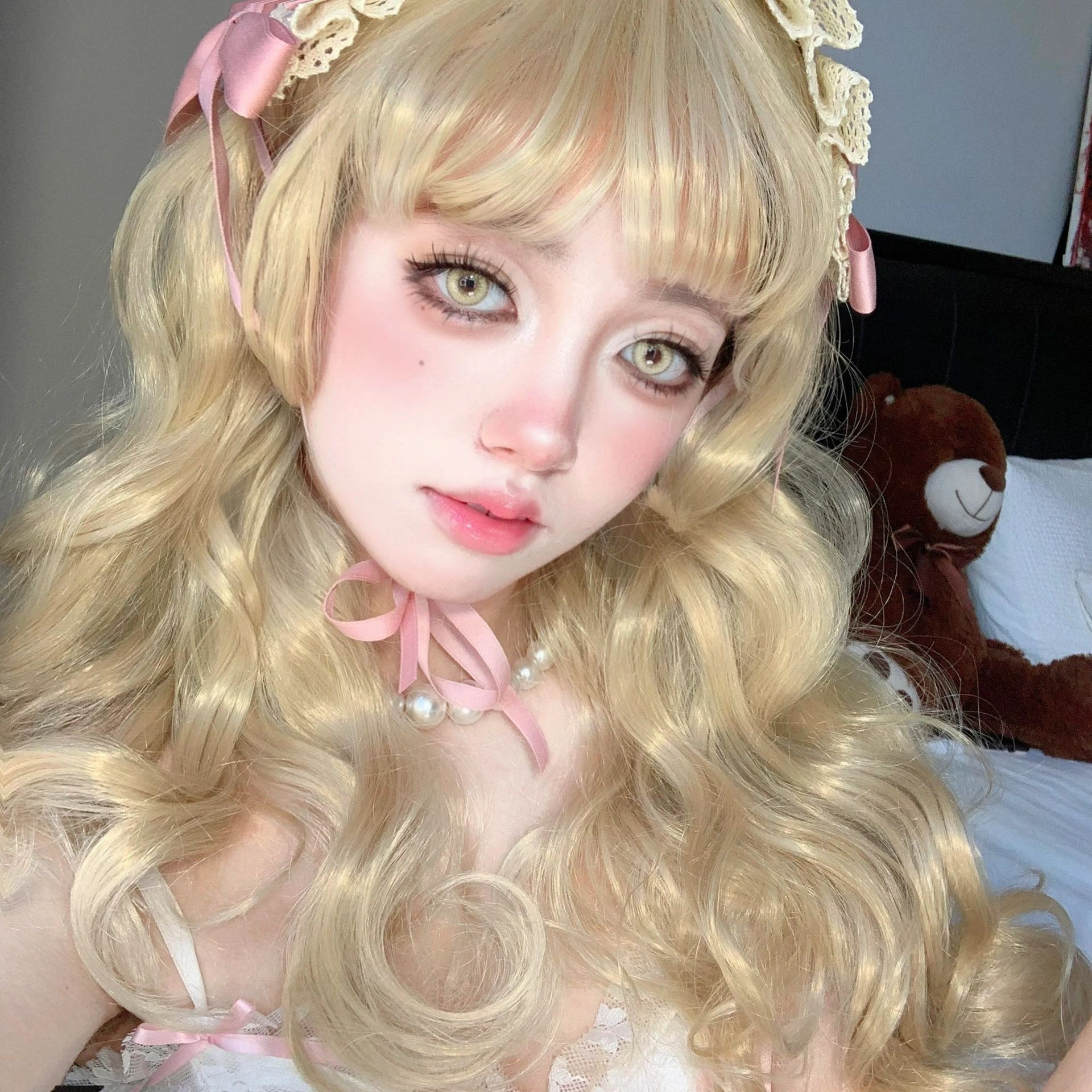 從童話走出來!正妹「把自己變成真人芭比」精緻臉蛋美翻 卸掉濃妝「露出清透白皙五官」秒變小仙女