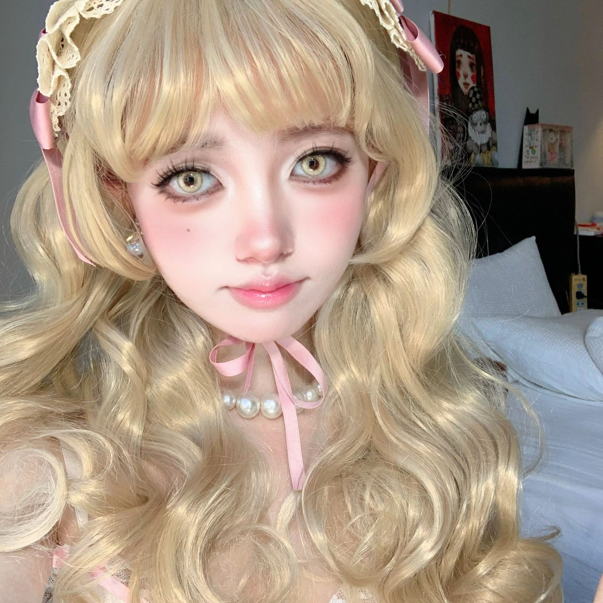 從童話走出來!正妹「把自己變成真人芭比」精緻臉蛋美翻 卸掉濃妝「露出清透白皙五官」秒變小仙女