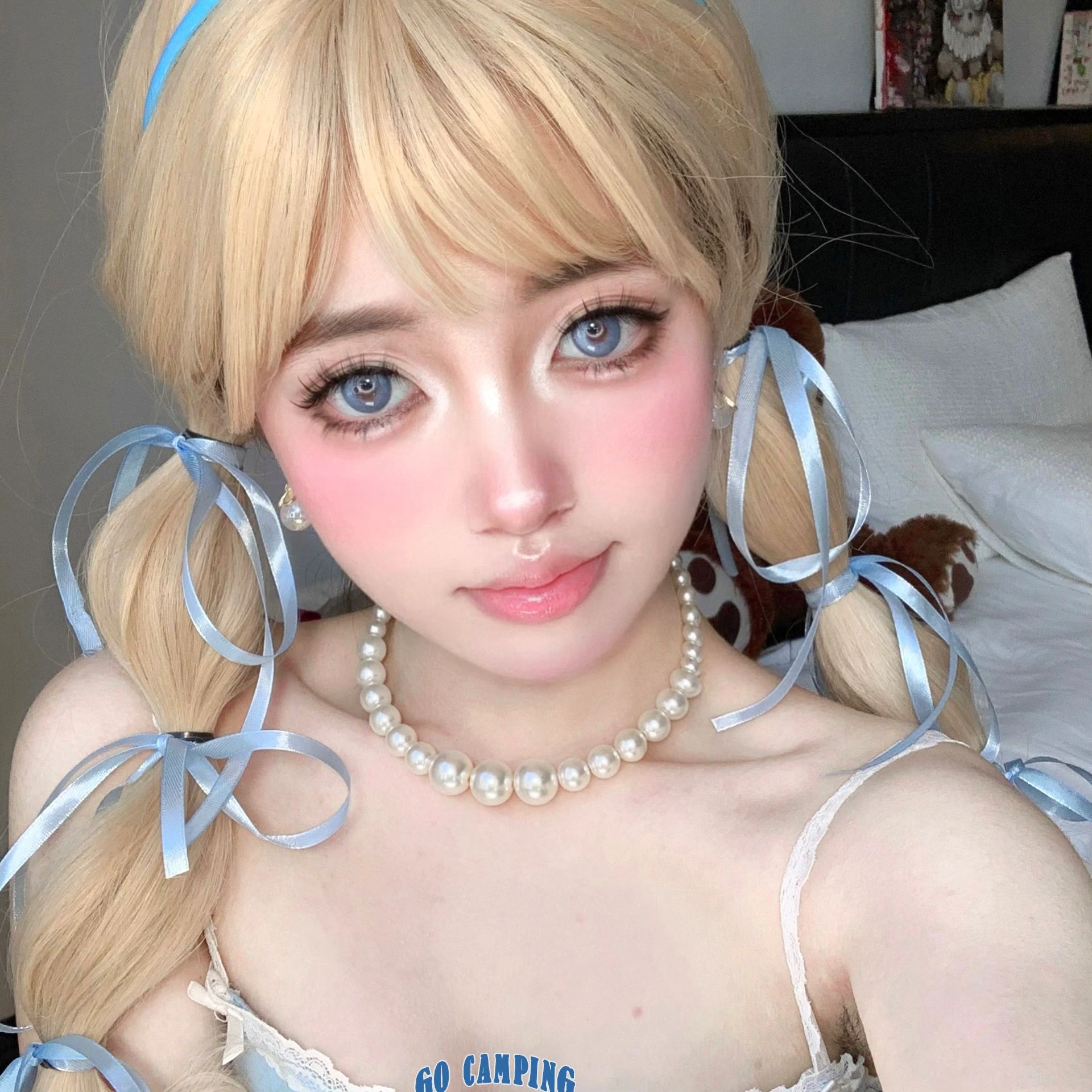 從童話走出來!正妹「把自己變成真人芭比」精緻臉蛋美翻 卸掉濃妝「露出清透白皙五官」秒變小仙女