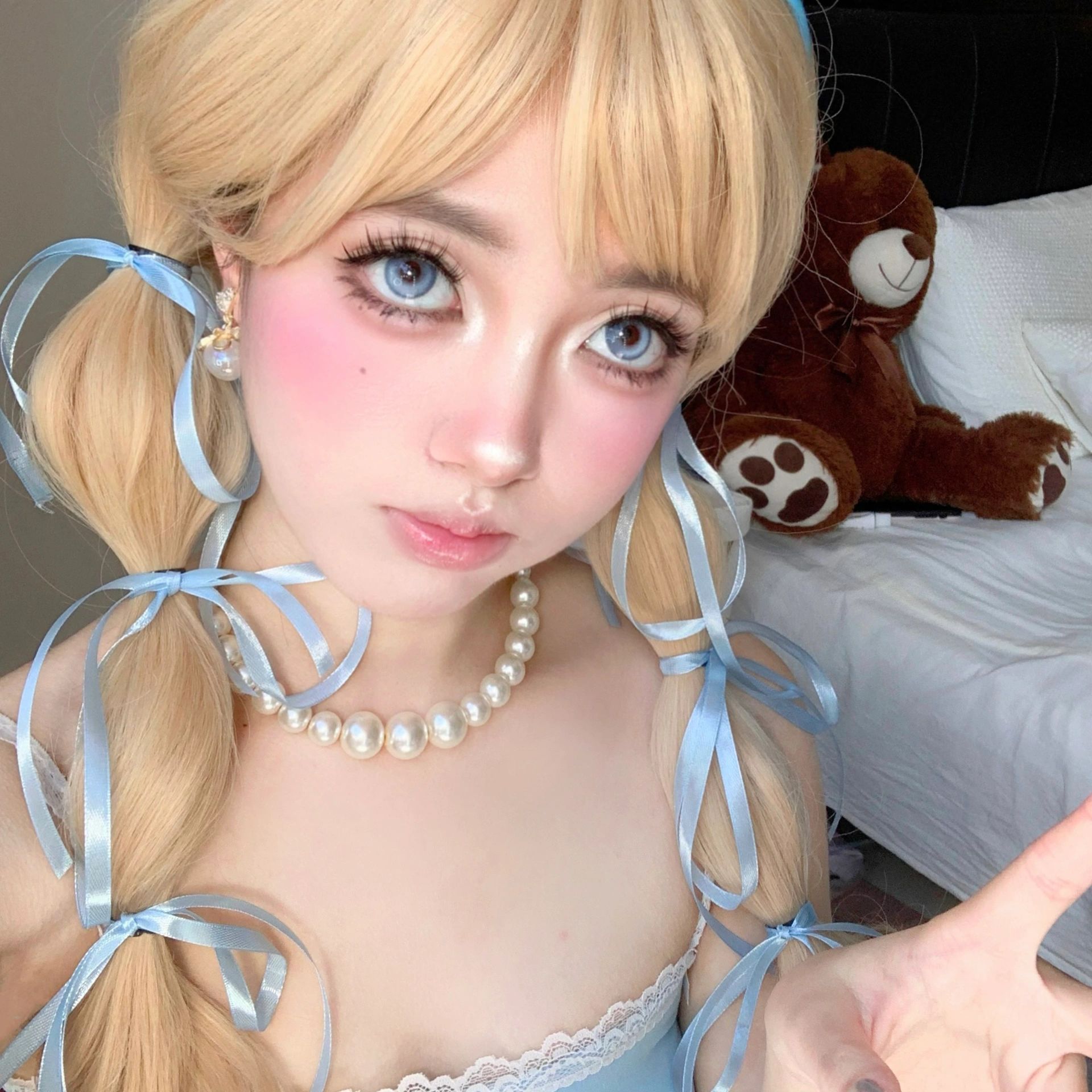 從童話走出來!正妹「把自己變成真人芭比」精緻臉蛋美翻 卸掉濃妝「露出清透白皙五官」秒變小仙女