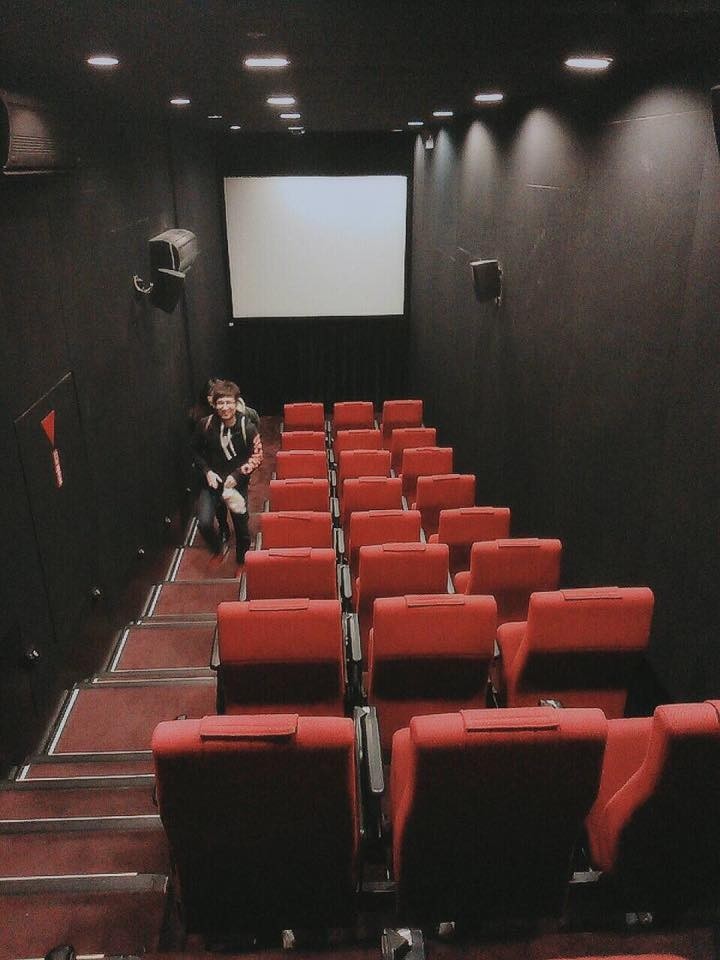 還有這種戲院！他去看電影「走進小影廳瞬間驚呆」　一排三位「像在遊覽車上看片」網驚：台灣奇景