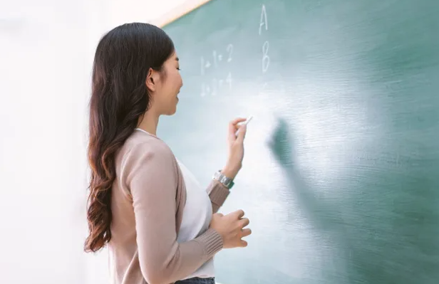 女老師請假25年！回學校辦退休「才知早被除名」　怒告法院「討回400萬薪水」校方無奈回應