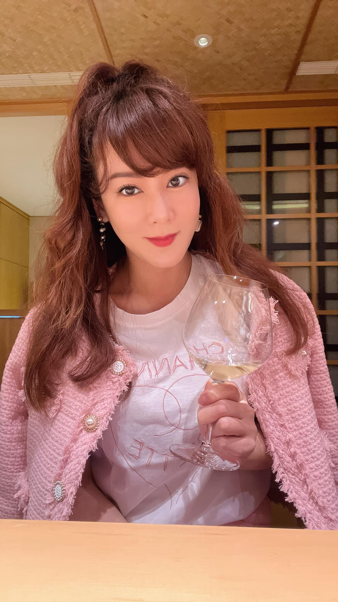 風光辦三場婚禮！本土劇女星「嫁政二代6年情斷」又戀億萬富豪　遭起底是藥材千金「都開賓士車代步」