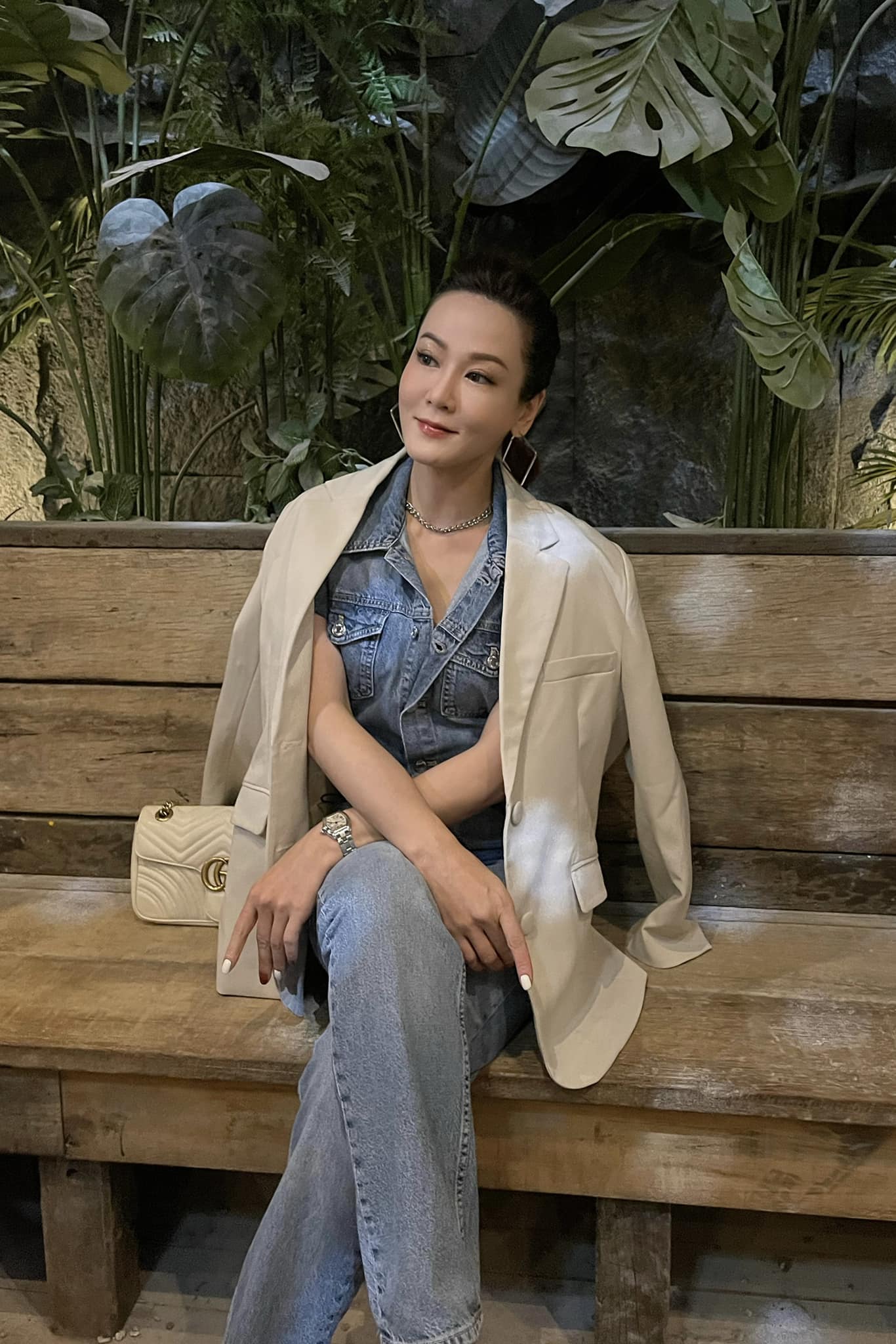 風光辦三場婚禮！本土劇女星「嫁政二代6年情斷」又戀億萬富豪　遭起底是藥材千金「都開賓士車代步」