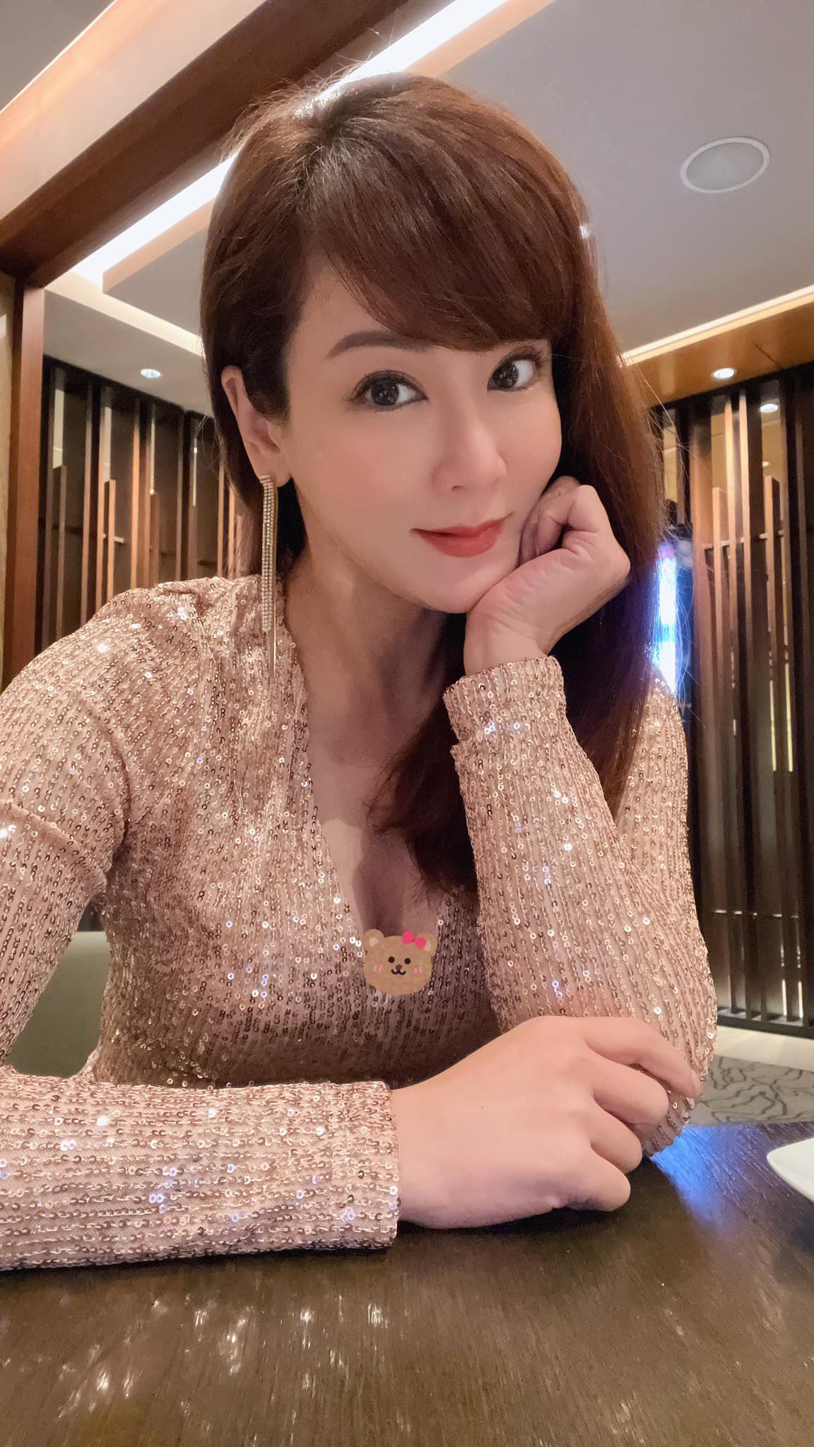 風光辦三場婚禮！本土劇女星「嫁政二代6年情斷」又戀億萬富豪　遭起底是藥材千金「都開賓士車代步」