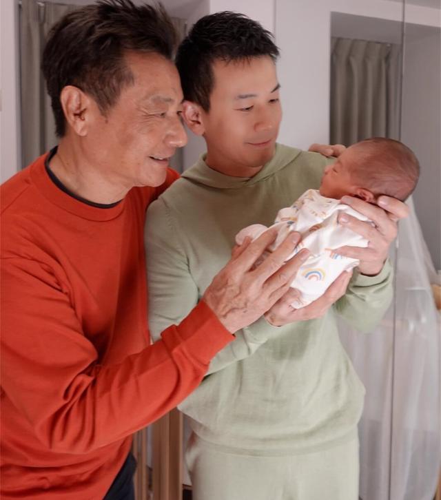 出道一甲子！75歲專業反派「升格當爺爺」輕捧孫女：心都化了　「早就備好嫁妝」三代同框畫面曝