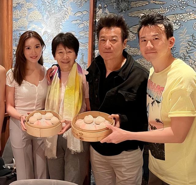 出道一甲子！75歲專業反派「升格當爺爺」輕捧孫女：心都化了　「早就備好嫁妝」三代同框畫面曝